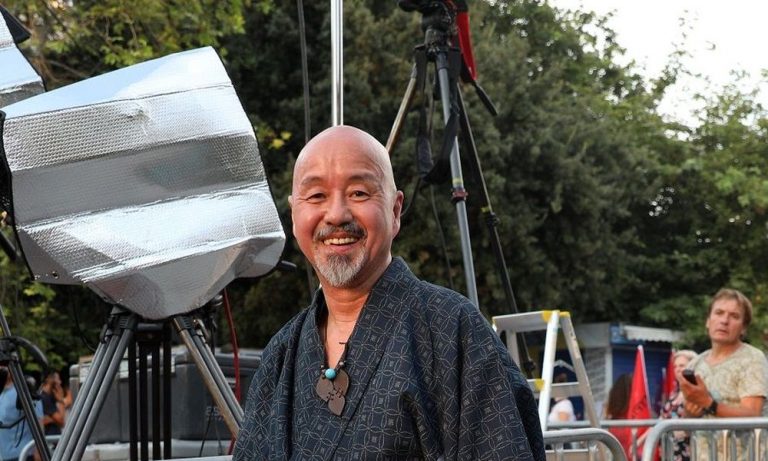 Πριν την ομιλία Τσίπρα, εμφανίστηκε στο Σύνταγμα ένας… σαμουράι! (Photos)