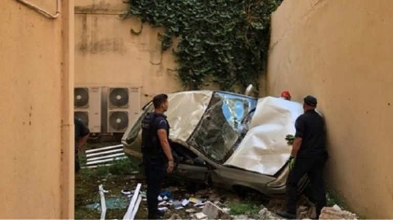 Ηλικιωμένος προσγείωσε το αυτοκίνητό του σε ακάλυπτο πολυκατοικίας