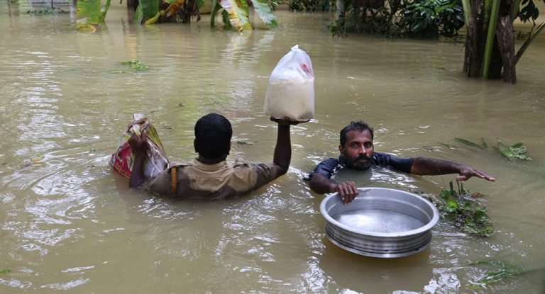 Χιλιάδες άνθρωποι στην Ινδία χρησιμοποιούν βάρκες για να σωθούν από τις πλημμύρες
