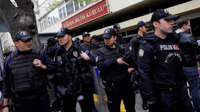 Δίκτυο δουλεμπόρων στη Σμύρνη: Συνελήφθησαν οι αρχηγοί – Αναζητούνται 25 άτομα