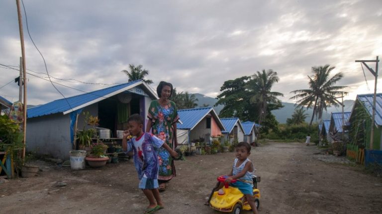 Σεισμός 7,3 βαθμών «χτύπησε» την Ινδονησία