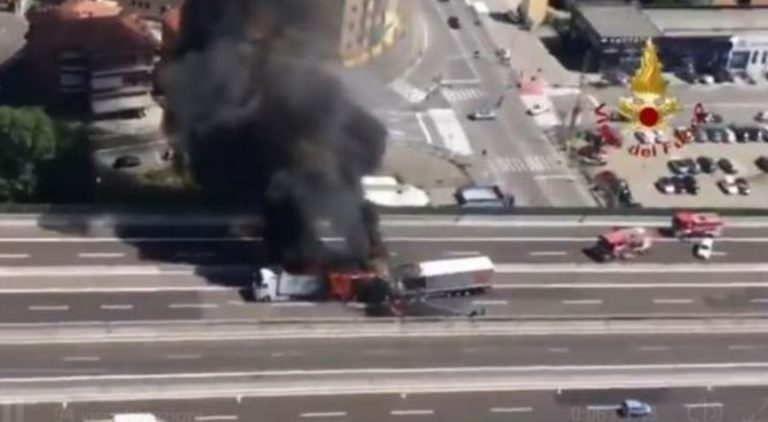 Ιταλία: Πυρκαγιά από τη σύγκρουση τριών φορτηγών στη Μπολόνια – Νεκρός ένας οδηγός
