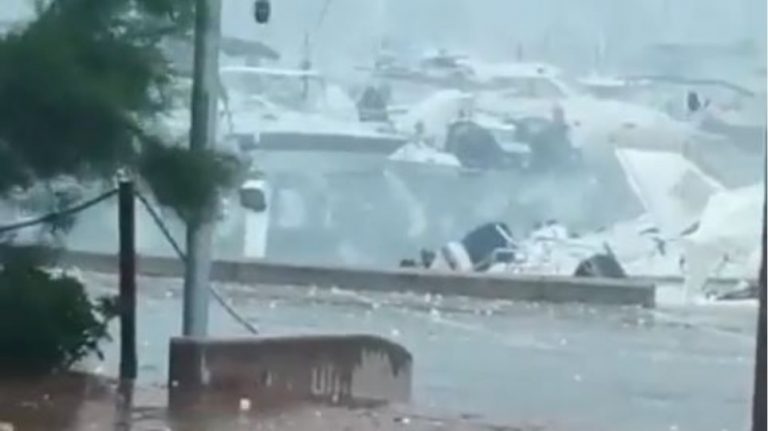 Θεομηνία και στη νότια Ιταλία: 18 τραυματίες, χαλάζι μεγέθους πορτοκαλιού και δρόμοι-ποτάμια