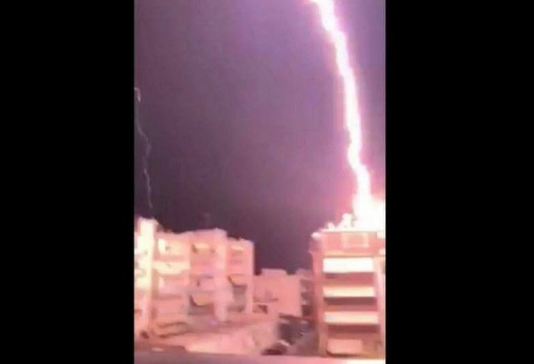 Θεσσαλονίκη: Κεραυνός «έσκασε» στο διπλανό σπίτι
