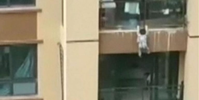 Κίνα: Γείτονες έσωσαν 3χρονο αγοράκι που έπεσε από τον 5ο όροφο
