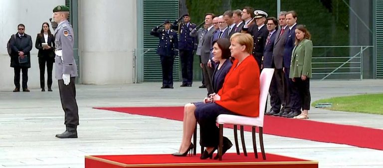 Ποιο πρωτόκολλο; Καθιστή και στην υποδοχή της πρωθυπουργού της Μάλτας η Μέρκελ