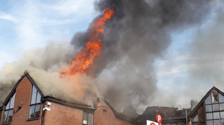 Μεγάλη πυρκαγιά σε εμπορικό κέντρο στο ανατολικό Λονδίνο