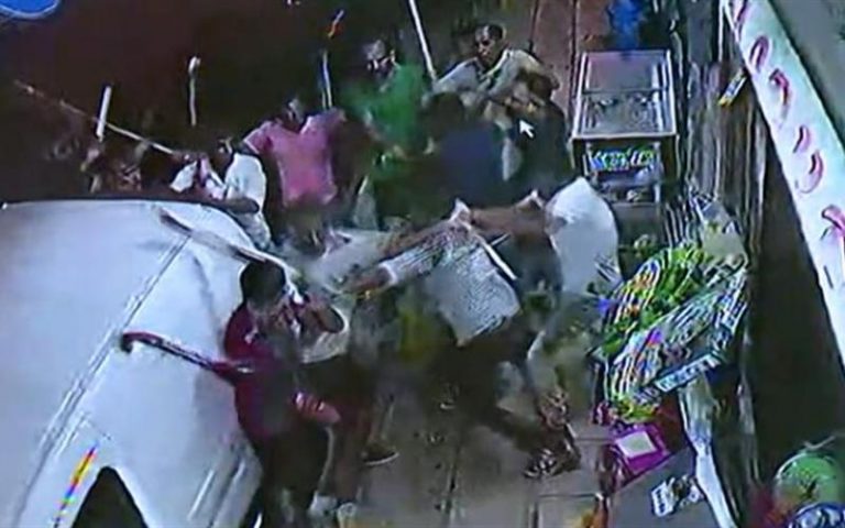 Θεσσαλονίκη: Άγριο ξύλο για «προστασία» έξω από μίνι – μάρκετ