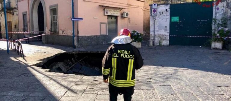 Απορριμματοφόρο έπεσε σε τεράστια τρύπα βάθους 12 μέτρων στη Νάπολη