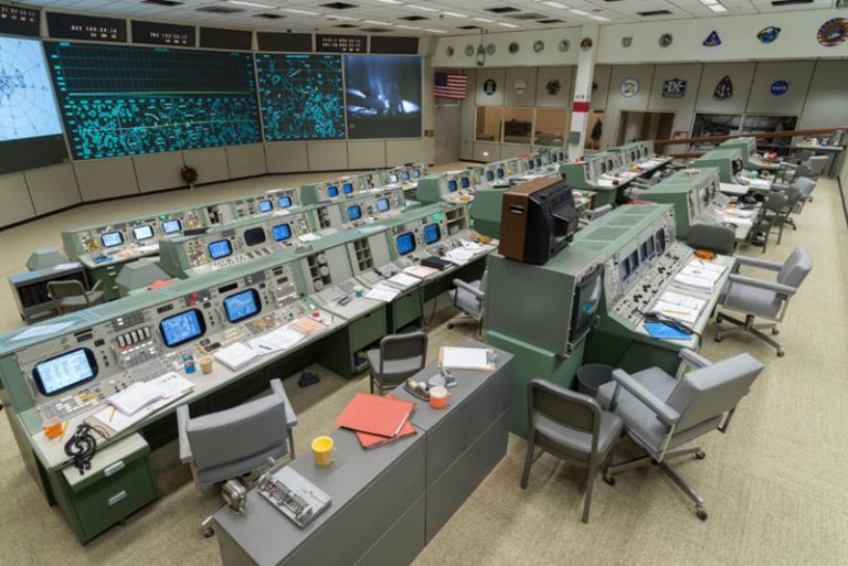 NASA: Γιορτάζει τα 50 χρόνια από την αποστολή στη Σελήνη αναστηλώνοντας το original κέντρο ελέγχου