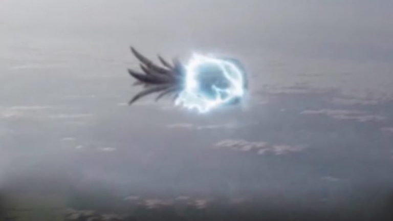 Δύο UFOs Κάνουν Εντυπωσιακούς Ελιγμούς στην Χιλή