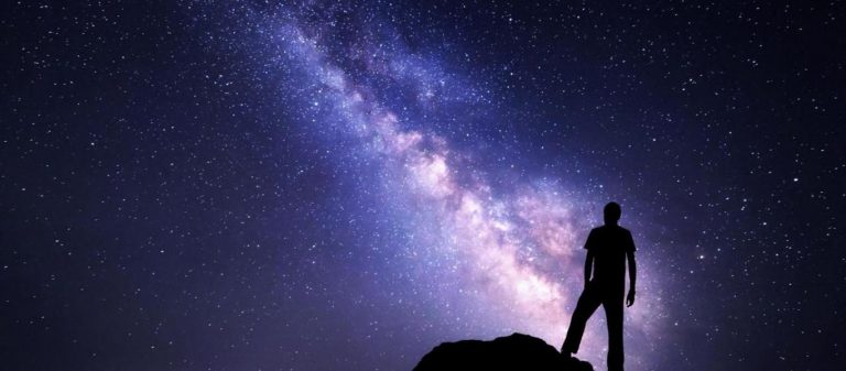 «Κάτι» στο σύμπαν βομβαρδίζει τη Γη με μυστηριώδη σωματίδια – Κανείς επιστήμονας δεν μπορεί να απαντήσει «τι»;