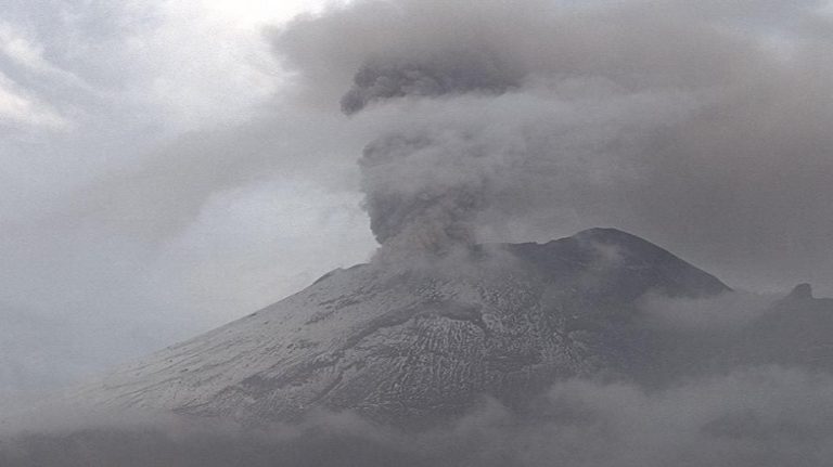 Συναγερμός από τρεις εκρήξεις στο ηφαίστειο Ποποκατεπέτλ στο Μεξικό – Συγκλονιστικές εικόνες