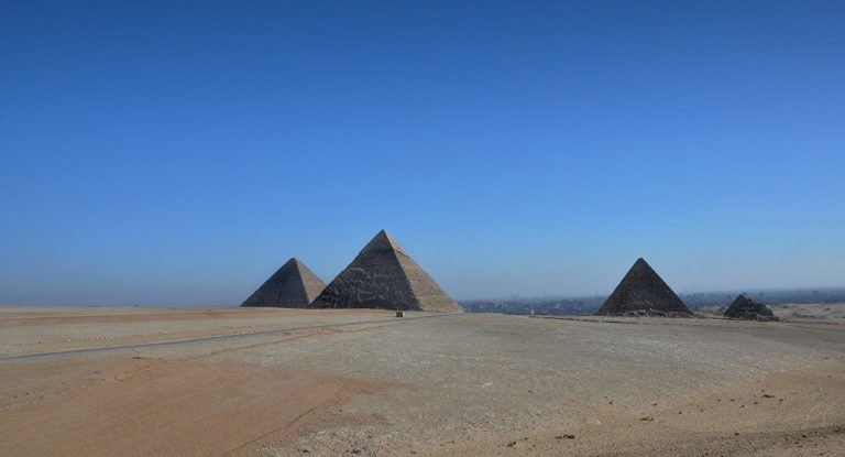 Μετεωρίτης και Ιπτάμενος δίσκος ταυτόχρονα πάνω από Αιγυπτιακή πυραμίδα