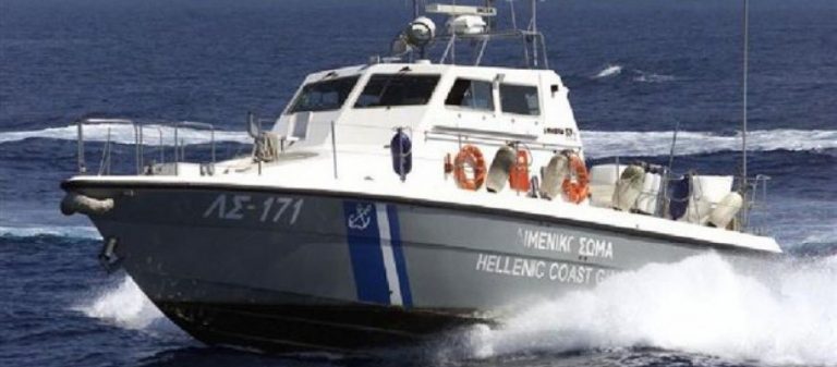 Ηράκλειο: Αναποδογύρισε σκάφος – Σε κίνδυνο 7 άνθρωποι, ανάμεσά τους και παιδιά