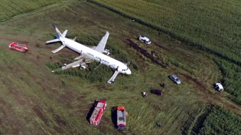 Η Ρωσία τίμησε τον πιλότο – ήρωα που έσωσε 232 ζωές όταν το αεροπλάνο συγκρούστηκε με πουλιά