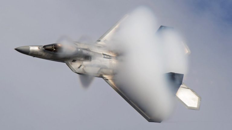 F-22: Μαχητικά αεροσκάφη «σκεπάζουν» το Σικάγο