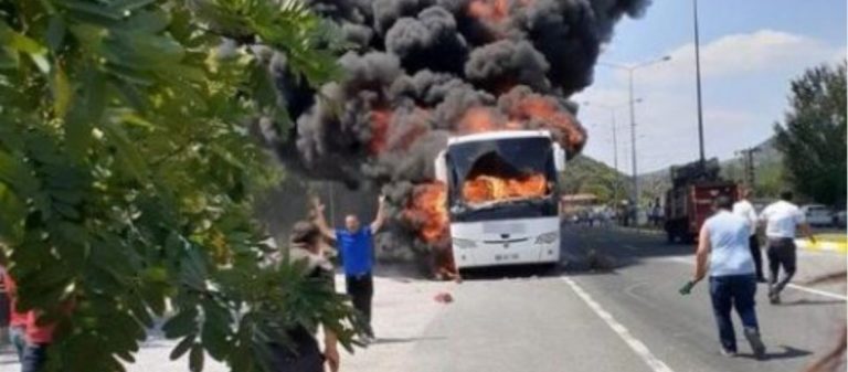 Τουρκία: Φωτιά σε λεωφορείο με πέντε νεκρούς – Ένα παιδί ανάμεσά τους