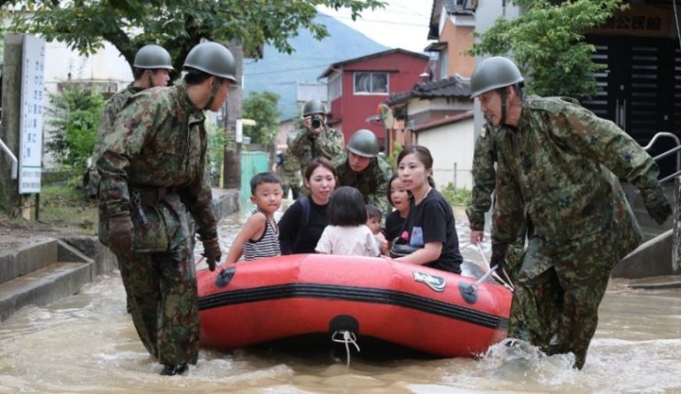 Σκηνές θεομηνίας στην Ιαπωνία – Δύο νεκροί από σφοδρές βροχοπτώσεις