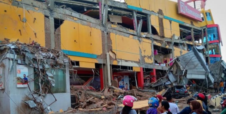 Ινδονησία: Τουλάχιστον πέντε νεκροί εξαιτίας του σεισμού των 6,9 ρίχτερ