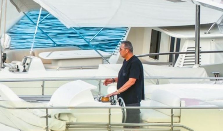 Άγριο κράξιμο και γιαουρτώματα σε βάρος Καμμένου- “Προδότη μιζαδόρε, τα πούλησες όλα!”