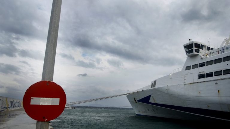 Με «μπλακ άουτ» απειλούνται τα λιμάνια της χώρας- Ουρές, συνωστισμός και ταλαιπωρία σε Σαντορίνη, Πάρο και Νάξο