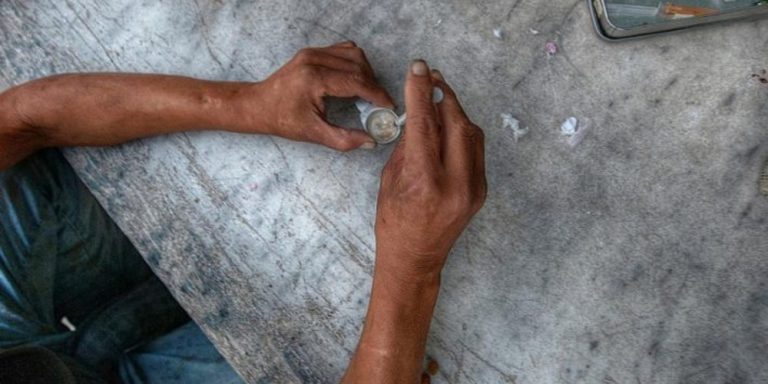 Spiegel: Θραύση κάνει στην Ελλάδα το ναρκωτικό σίσα, η «κοκαΐνη» των φτωχών