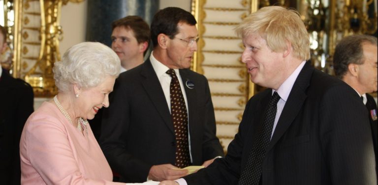 Υπέγραψε η βασίλισσα Ελισάβετ το κλείσιμο της Βουλής – Ολοταχώς για άτακτο Brexit