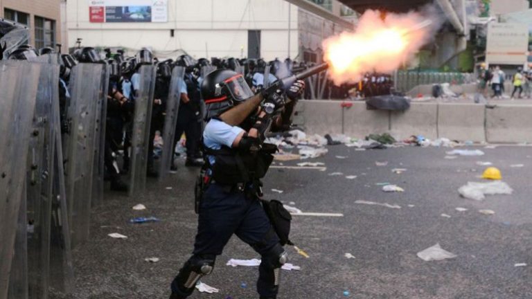 Χονγκ Κονγκ: η αστυνομία κάνει χρήση αντλιών νερού και για πρώτη φορά  πυροβολεί