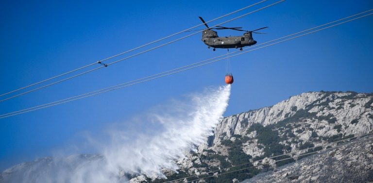 Φωτιά τώρα στον Υμηττό: Καταγγελία από κάτοικο Παιανίας για έκρηξη πριν τη φωτιά