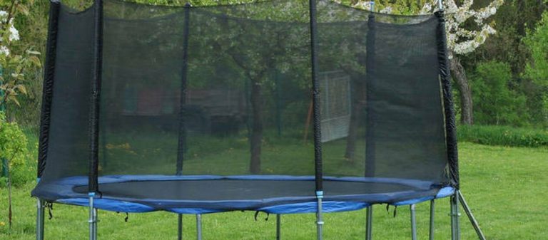 Τραμπολίνο μετατράπηκε σε παγίδα θανάτου για 12χρονο! Ελατήριο καρφώθηκε στην πλάτη του