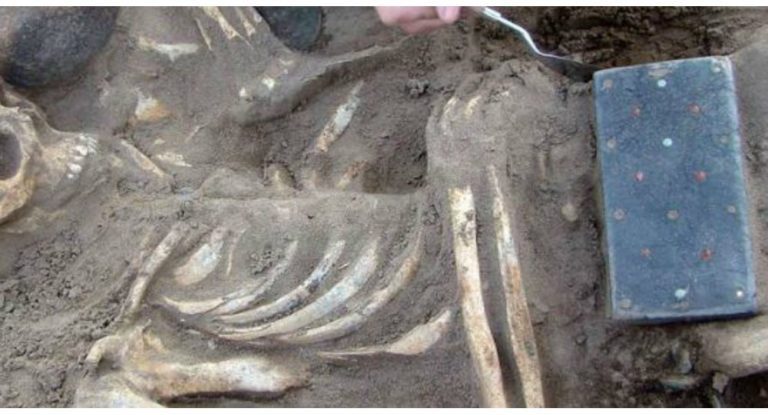 Αρχαιολόγοι ανακάλυψαν «iPhone» 2100 ετών σε τάφο στη «Ρωσική Ατλαντίδα»