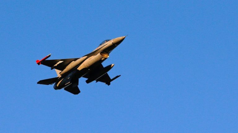 ΕΚΤΑΚΤΟ: Βελγικό F-16 συνετρίβη στη Γαλλία – Έπεσε σε καλώδια υψηλής τάσης ο πιλότος