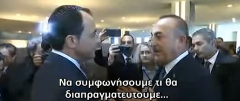 H απρόσμενη on camera συνάντηση Χριστοδουλίδη – Τσαβούσογλου: «Μην τον πιστεύετε σ’ αυτά που λέει»