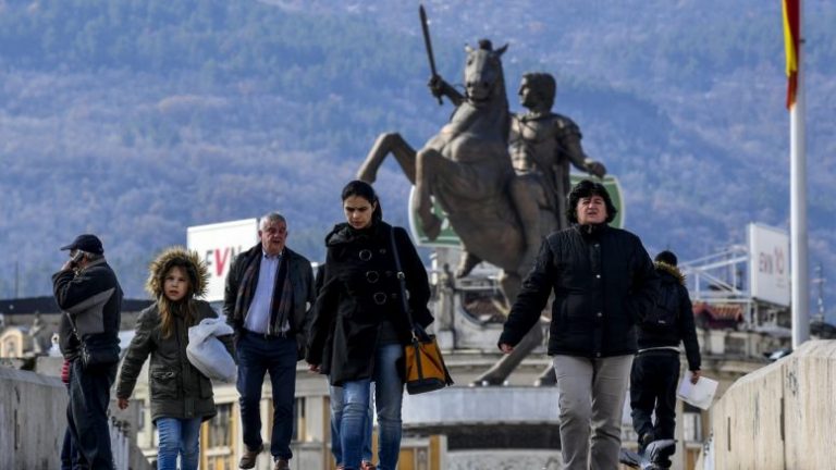 Κατέβηκαν και οι “ταμπελίτσες”: Τα Σκόπια μας εμπαίζουν με τα αγάλματα του Αλέξανδρου