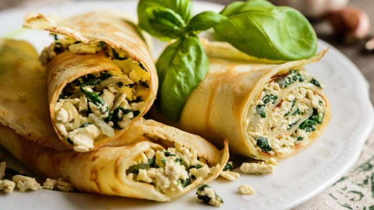 Αλμυρές κρέπες σπανάκι με κατίκι Δομοκού και λιαστές ντομάτες