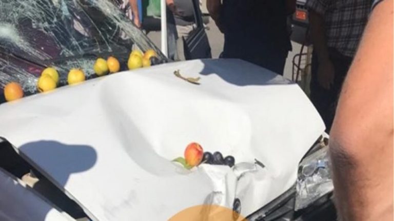 Αυτοκίνητο έπεσε πάνω σε λαϊκή – 3 τραυματίες