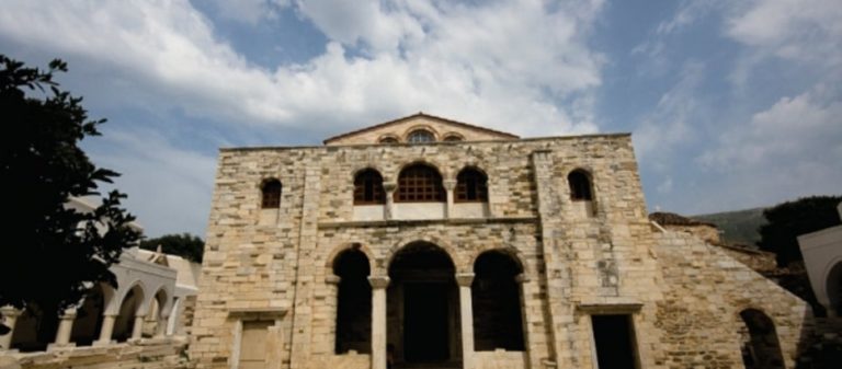 Σοβαρό ατύχημα στην Πάρο: Δέντρο έπεσε στην είσοδο της Εκατονταπυλιανής και πλάκωσε άνθρωπο