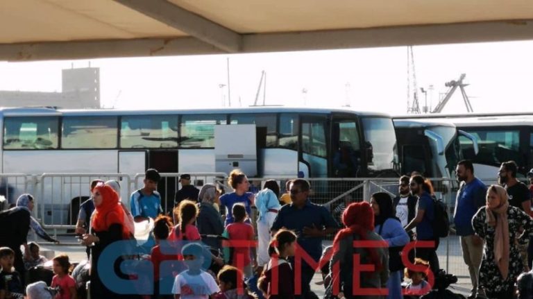 Προσφυγικό: Στο λιμάνι της Θεσσαλονίκης αποβιβάστηκαν πρόσφυγες από τη Μόρια
