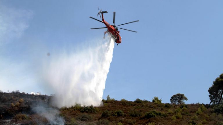 Μεγάλη φωτιά στη Χαλκίδα – Έχει «πνιγεί» με καπνούς η πόλη
