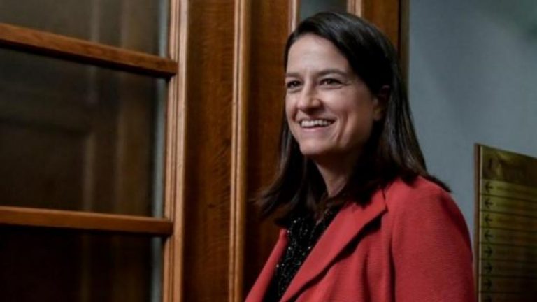 Η κα Κεραμέως ξαναγράφει την ιστορία