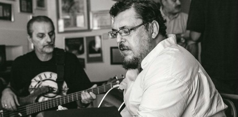 Πέθανε ο τραγουδιστής Λαυρέντης Μαχαιρίτσας από ανακοπή καρδιάς