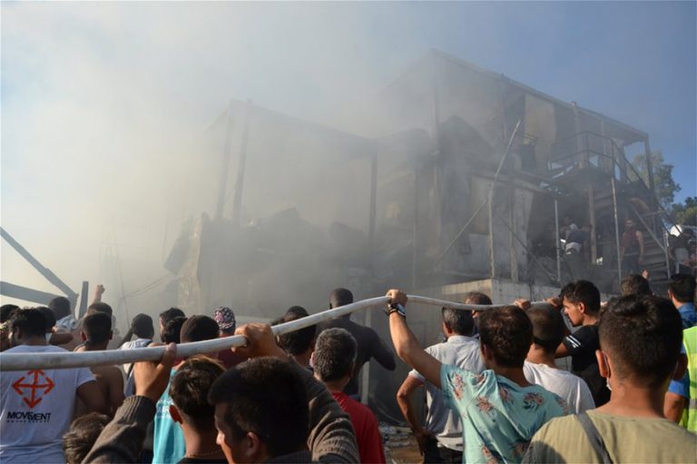 Φωτιά στη Μόρια: Μητέρα και παιδί οι νεκροί – Άγρια επεισόδια και συγκρούσειςv