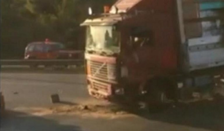 Τρεις τραυματίες από ανατροπή νταλίκας κοντά στο Δαφνί