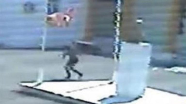 Καρέ-καρέ η στιγμή που 16χρονος Ελληνοκύπριος κατεβάζει τουρκική σημαία στα Κατεχόμενα