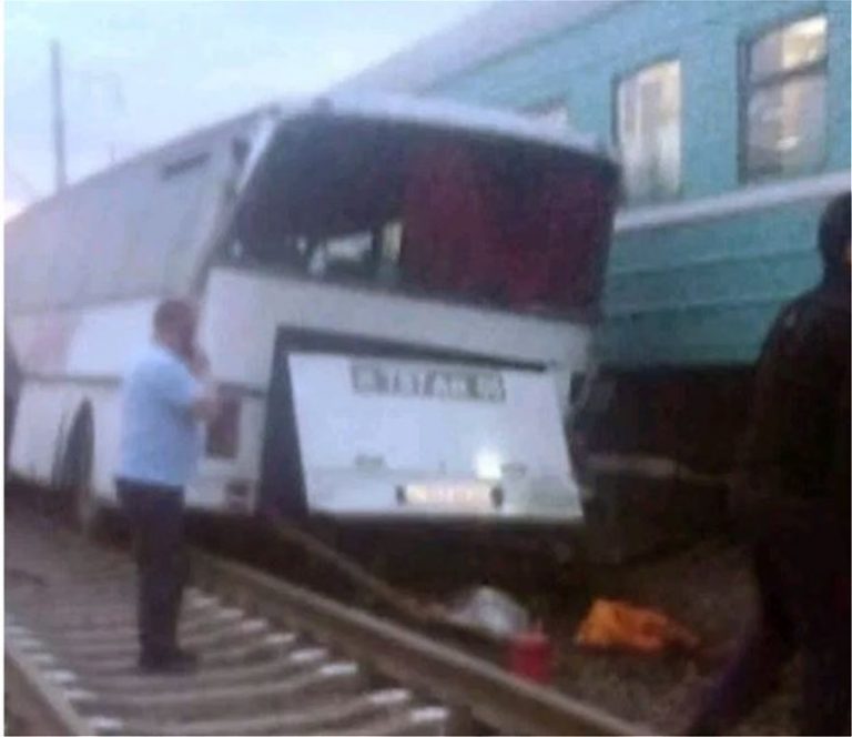 Καζακστάν: Τρένο παρέσυρε λεωφορείο και αυτοκίνητα