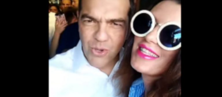 Θαυμάστρια του…Αλέξη Τσίπρα τρέχει για φωτογραφία – «Σ’ αγαπώ, θα τρελαθώ!»