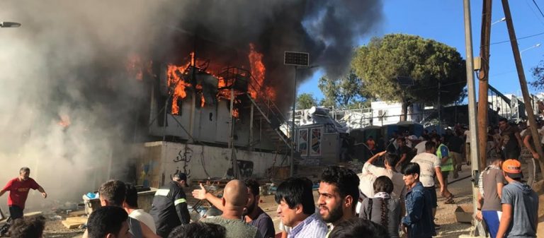 Εξέγερση αλλοδαπών στην Μόρια Λέσβου – 2 νεκροί – Σπεύδει μεταγωγικό C-130 με μονάδες των ΜΑΤ