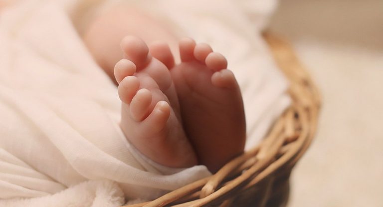 Νίκαια: Φόβοι για κύκλωμα εμπορίας βρεφών