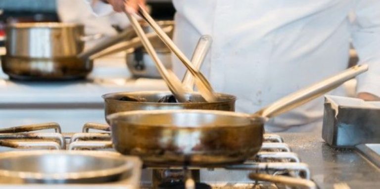 Διάσημοι σεφ αποκαλύπτουν: Μην αγγίξετε το φαγητό σε εστιατόρια όπου θα δείτε αυτά τα σημάδια
